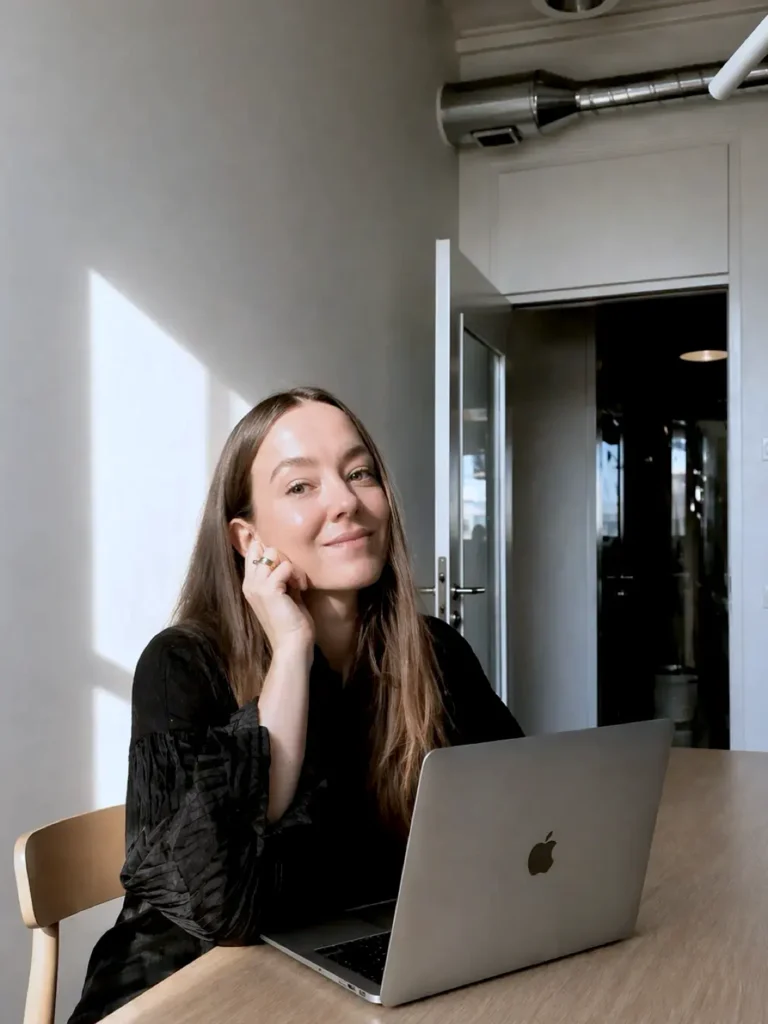 Webbdesigner som sitter och bygger hemsidor i wordpress.